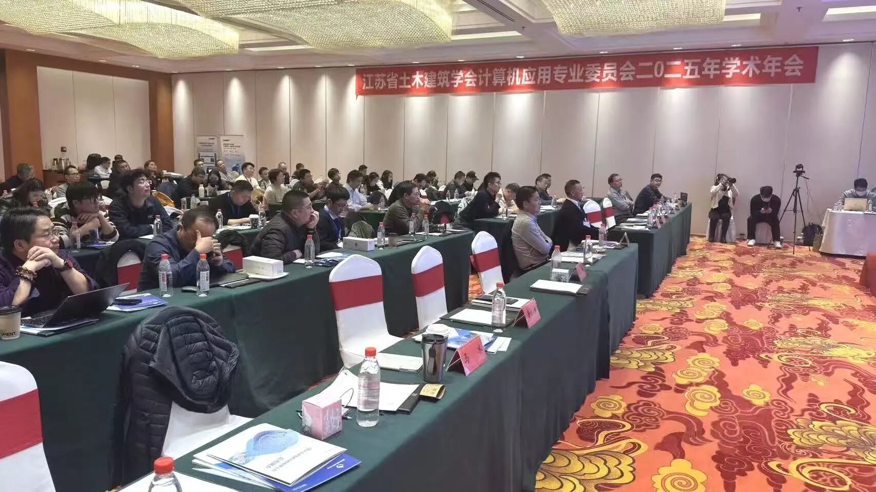 赋能设计,融合创新 | 江苏云之遥携手邦彦技术亮相江苏省土建学会计算机专委会2025学术年会(图1) 赋能设计,融合创新 | 江苏云之遥携手邦彦技术亮相江苏省土建学会计算机专委会2025学术年会(图1)